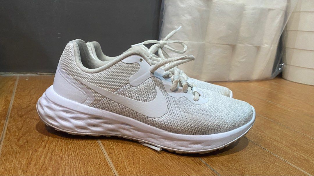 Original White Nike (Category: Sneakers) located in Makati City. Submitted by annewantstodeclutter (Listing ID 1389998298, Image 2). Description: Bought for 3k, only used it this year like january to march. Quite a steal! Needs cleaning only. RFS: I have too many sneakers :/ Makati area Gcash / gotyme / bpi payment only .