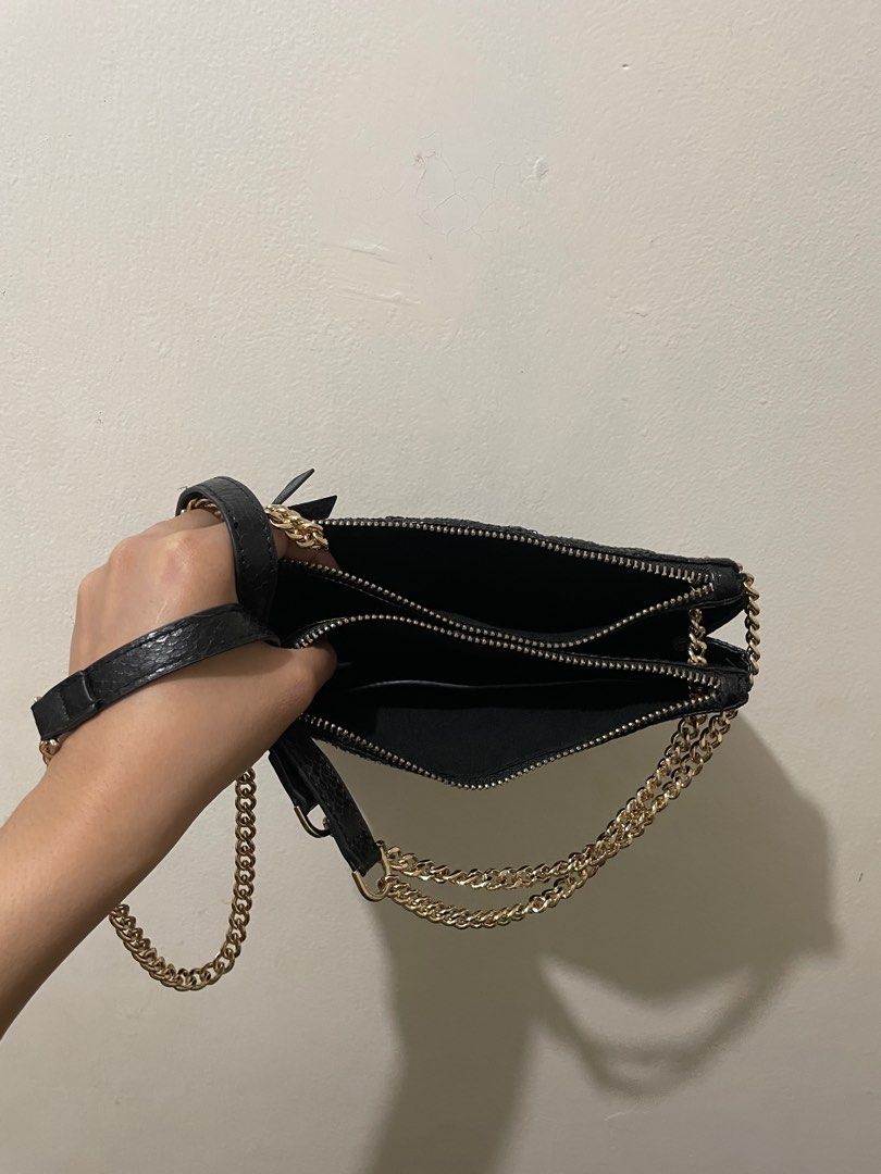 Parfois Black Cross Body Bag (Category: Cross-body Bags) located in Manila. Submitted by sooziepup (Listing ID 1389983068, Image 3). Description: Black Crossbody bag Parfois Gold hardware No issue .