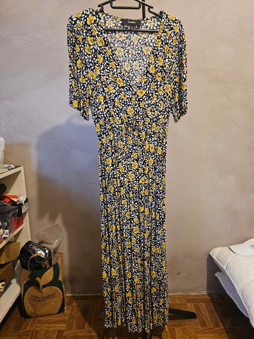 Pomelo Floral Dress (Category: Dresses) located in Amadeo. Submitted by _cgbb (Listing ID 1389910618, Image 2). Description: fits S-M.