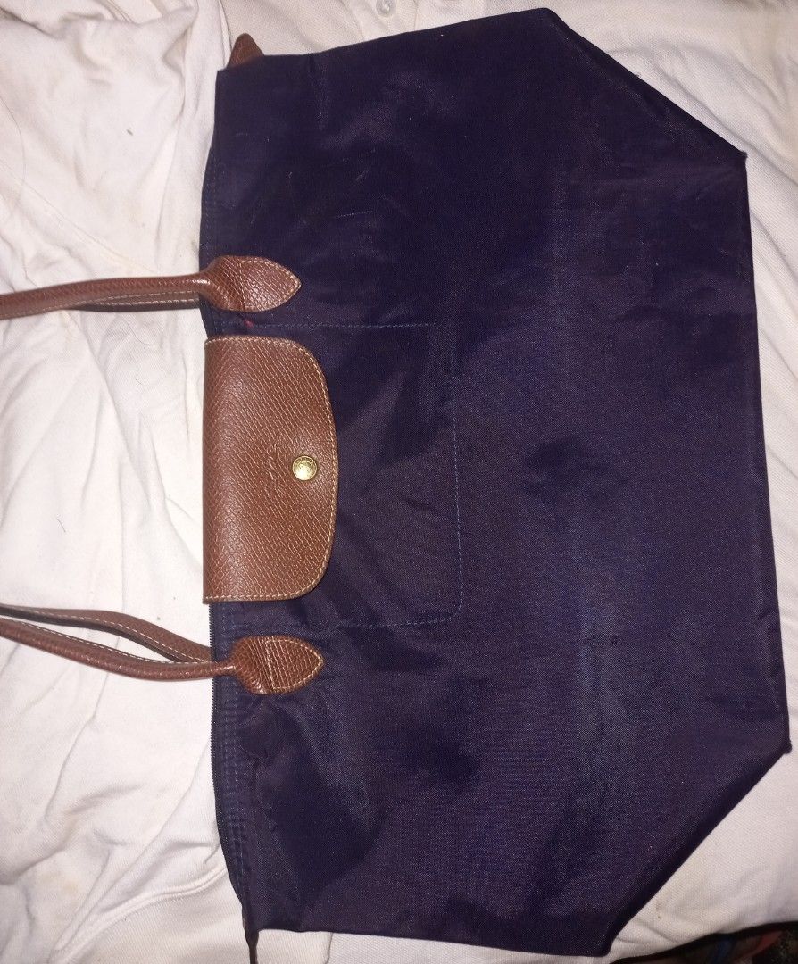 Preloved Longchamp long handle (Category: Shoulder Bags) located in Manila. Submitted by teram (Listing ID 1389638313, Image 1). Description: Preloved Longchamp shoulder bag no corner runs made in China no leather crack good condition buyers shoulders the shipping fee Maya only or lalamove abono Respect.