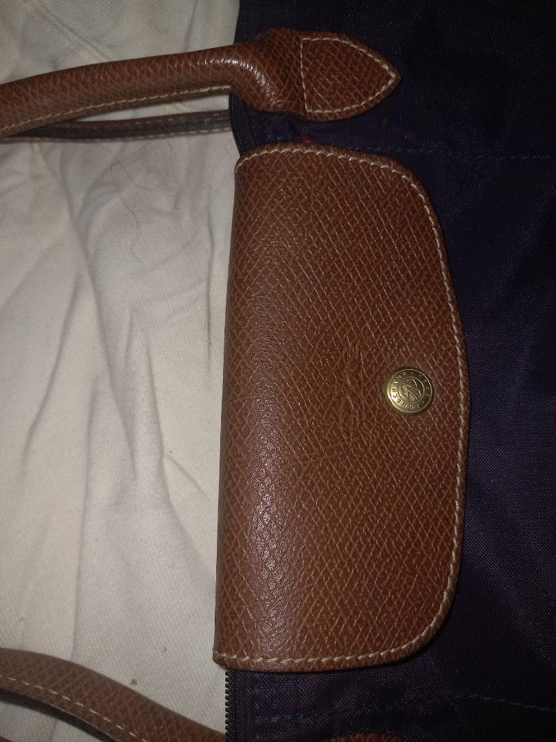 Preloved Longchamp long handle (Category: Shoulder Bags) located in Manila. Submitted by teram (Listing ID 1389638313, Image 3). Description: Preloved Longchamp shoulder bag no corner runs made in China no leather crack good condition buyers shoulders the shipping fee Maya only or lalamove abono Respect.