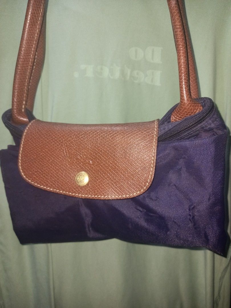 Preloved Longchamp long handle (Category: Shoulder Bags) located in Manila. Submitted by teram (Listing ID 1389638313, Image 2). Description: Preloved Longchamp shoulder bag no corner runs made in China no leather crack good condition buyers shoulders the shipping fee Maya only or lalamove abono Respect.