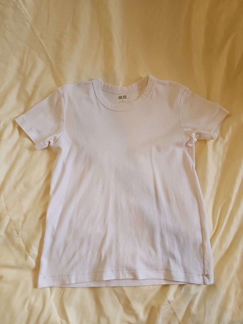 Uniqlo White Shirt (Category: Shirts) located in Amadeo. Submitted by _cgbb (Listing ID 1389875898, Image 1). Description: Uniqlo shirt small 9/10 no stains.