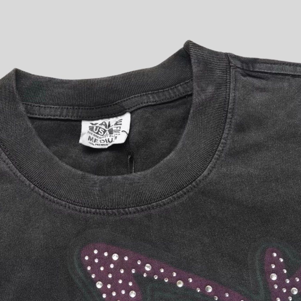 Vale Dreams “Fugees” Tee (Category: Tshirts & Polo Shirts ) located in Las Pinas. Submitted by offrackdistrict (Listing ID 1389870057, Image 3). Description: Available S-XL Size chart already posted Pre-Order basis 6-8 days ETA Courier & Shipping 🛵Lalamove 🚚 J&T / LBC Meetup around Metro Manila only MOP 💳 Gcash/ Maya Should you have any queries, message us at Fb: OffRack District Ig: offrack.district.