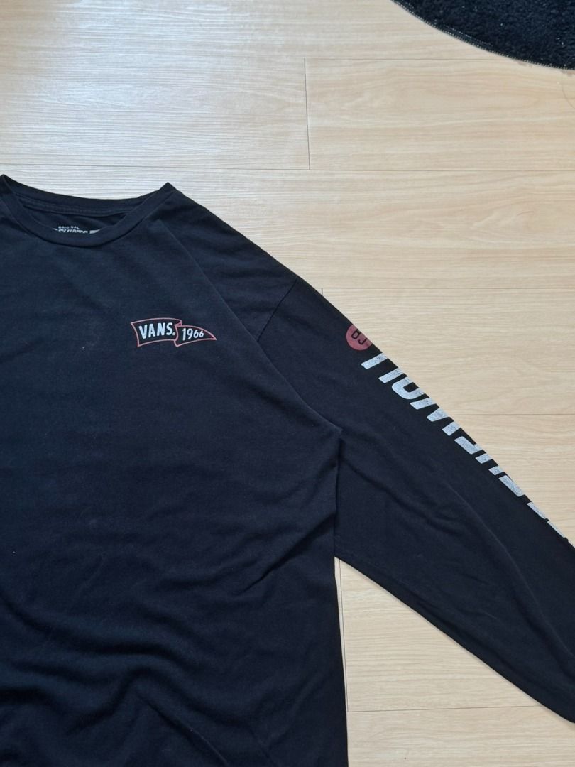 Vans longsleeve (Category: Coats, Jackets and Outerwear) located in Cavite. Submitted by wydecollection (Listing ID 1390029001, Image 2). Description: Vans pullover 22x28.5 large 8/10 condition.