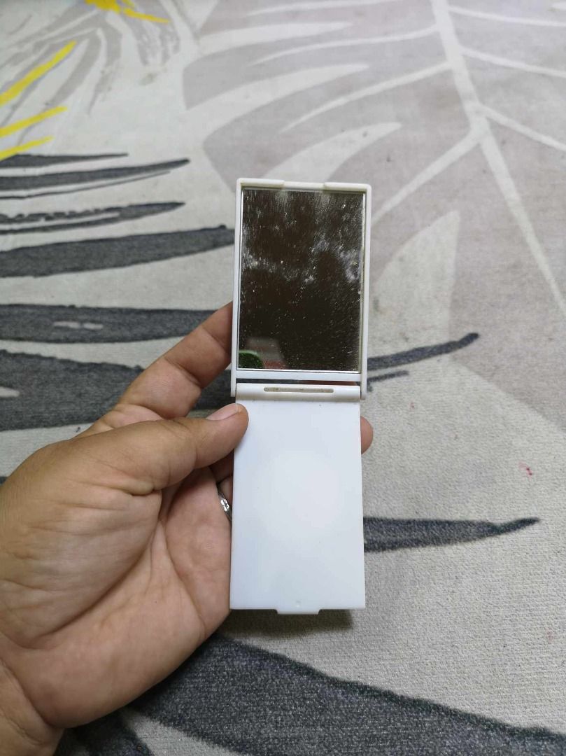 White Foldable Pocket Mirror (Category: Mirrors) located in Santa Cruz. Submitted by jmy_surplus.2 (Listing ID 1389999890, Image 2). Description: Size ; L - 8.5 W - 5 H - 1 Color ; White Type ; Mirror Brand ; No brand Material ; Plastic Style ; White Mirror MY - LG4 JMY 5 Batch #145.
