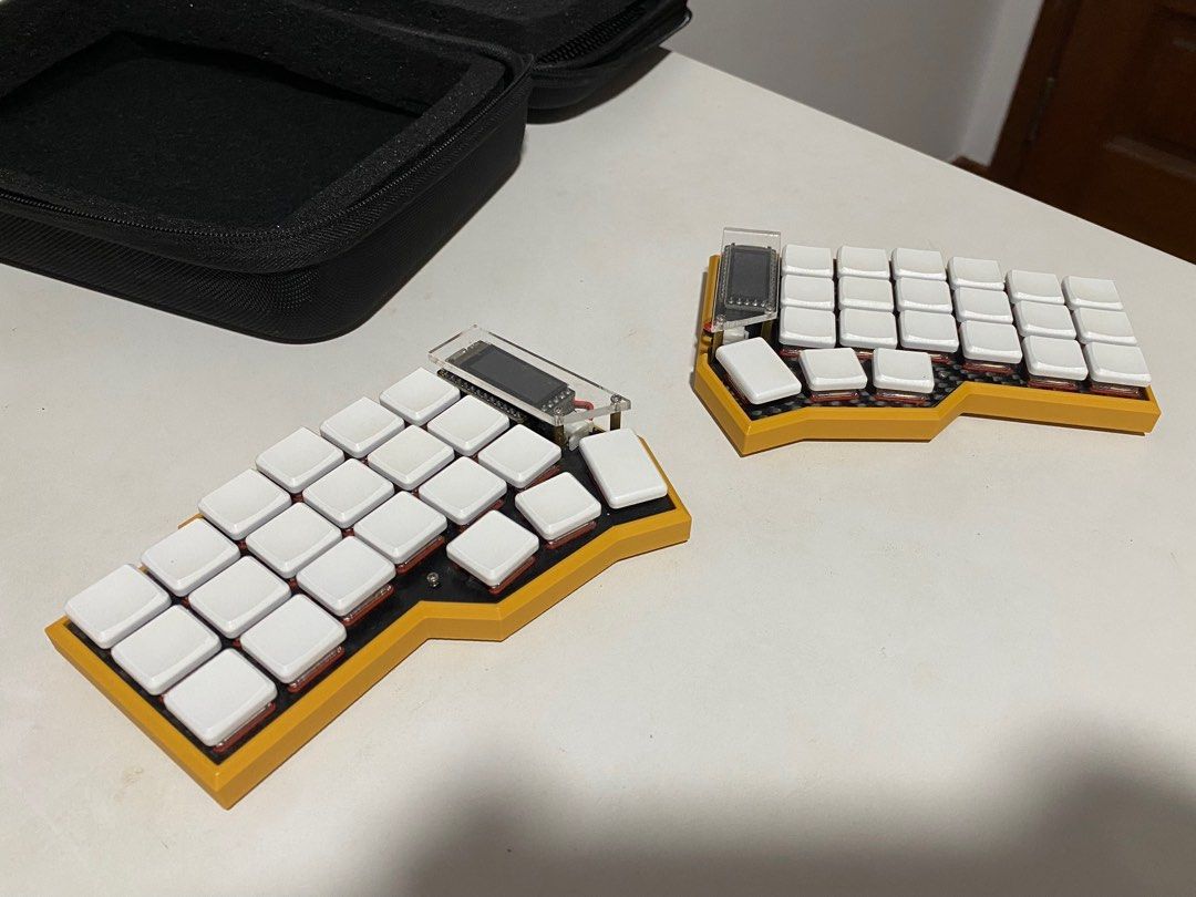Wireless Split Keyboard (Category: Computer Keyboard) located in Singapore. Submitted by nichwb (Listing ID 1389974619, Image 2). Description: Bought from Beekeeb Comes with USB C cable Split Corne keyboard Case with foam padding was custom built but I am including it as a set.