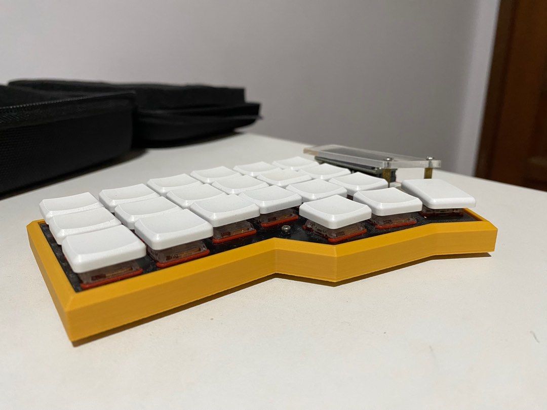 Wireless Split Keyboard (Category: Computer Keyboard) located in Singapore. Submitted by nichwb (Listing ID 1389974619, Image 3). Description: Bought from Beekeeb Comes with USB C cable Split Corne keyboard Case with foam padding was custom built but I am including it as a set.