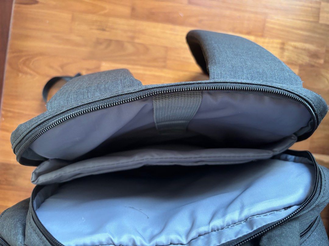 Backpack (Category: Backpacks) located in Singapore. Submitted by teezeel (Listing ID 1384788763, Image 4). Description: Smart backpack, premium quality and mint condition.