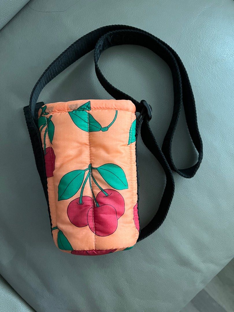 Baggu Puffy Water Bottle Bag (Category: Water Bottles & Tumblers) located in Manila. Submitted by declutteringacct (Listing ID 1384689313, Image 1). Description: Can fit up to Owala 40 oz without boot 😊.