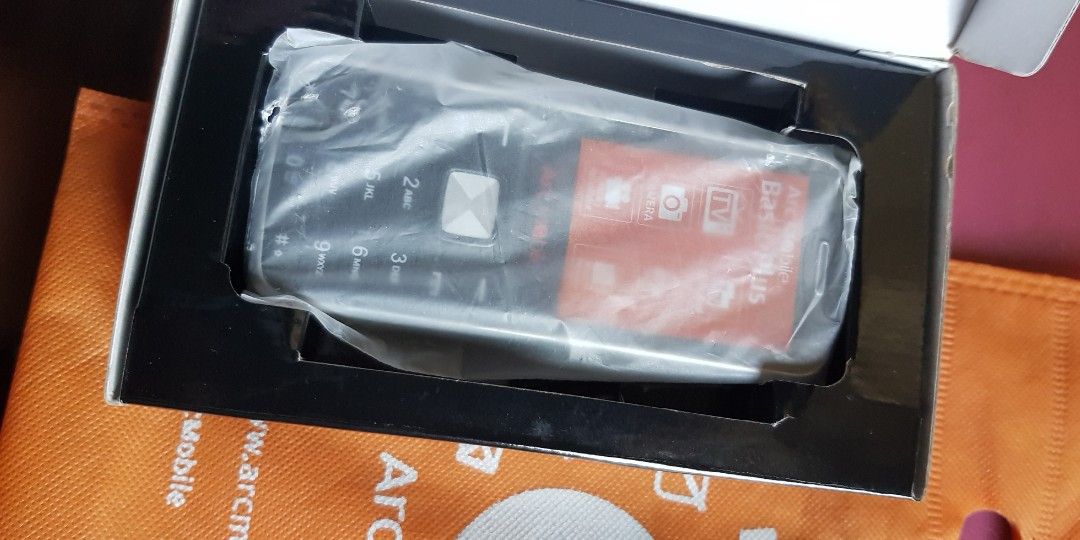 Basic Mobile Dual Sim (Category: Early Generation Mobile Phones) located in Makati City. Submitted by walangtubo (Listing ID 1384700200, Image 3). Description: Stored 5yrs Unused Complete set, see pic Battery stored outside of pho e but expect it to be flat from non-use. 1st and 2nd gen SIMs Use as burner, props, collectible or as a gift to undesirables who shall speak to no one 🤣 Motorola L6 Used and working. Battery charging ok Compatible with
