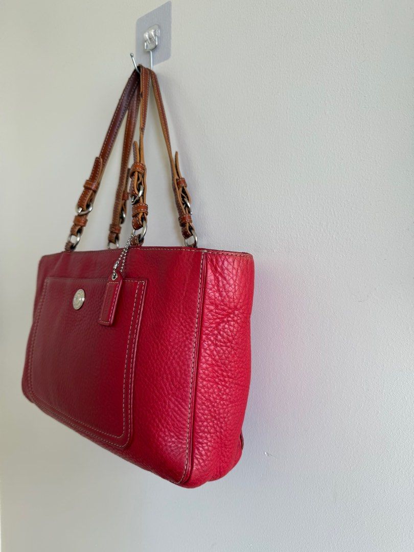 COACH CHELSEA PEBBLED GRAIN LEATHER TOTE (Category: Luxury Bags & Wallets) located in Davao. Submitted by hirondelle.ph (Listing ID 1384803423, Image 2). Description: Also has some minimal use sa handle part and smol black dots sa likod.