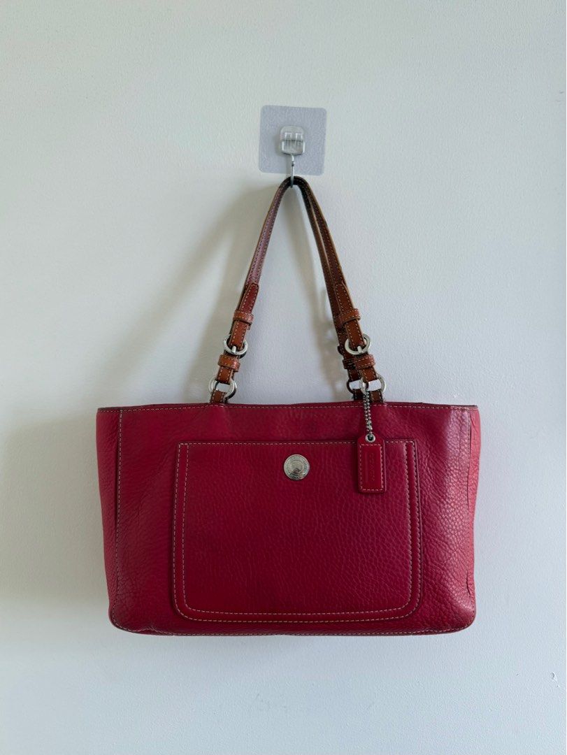 COACH CHELSEA PEBBLED GRAIN LEATHER TOTE (Category: Luxury Bags & Wallets) located in Davao. Submitted by hirondelle.ph (Listing ID 1384803423, Image 1). Description: Also has some minimal use sa handle part and smol black dots sa likod.