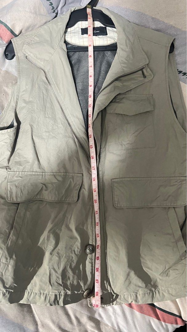 FASHION VEST FOR MEN (Category: Vests) located in Mandaluyong City. Submitted by jaydeezz (Listing ID 1384828965, Image 3). Description: PRELOVED FASHION VEST FOR MEN 9/10 CONDITION SEE PHOTOS FOR SIZING REFERENCES.