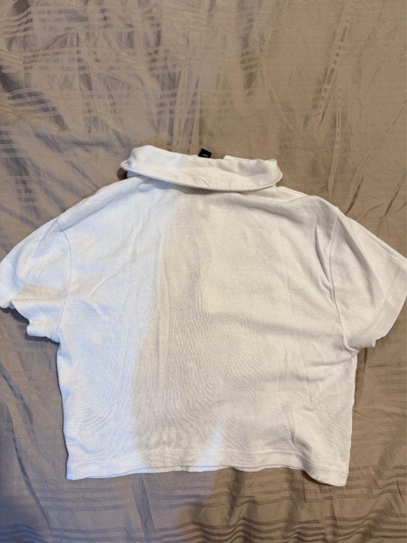 H&M CROP TOP (Category: Shirts) located in Las Pinas. Submitted by slua19 (Listing ID 1384801116, Image 2). Description: Used twice RFS: Decluttering.