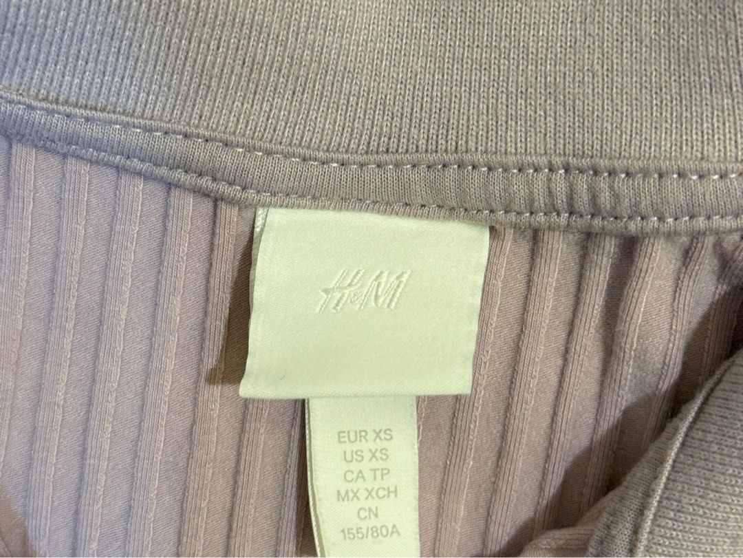 H&M PURPLE TOP (Category: Shirts) located in Las Pinas. Submitted by slua19 (Listing ID 1384800734, Image 2). Description: Never used RFS: Decluttering.