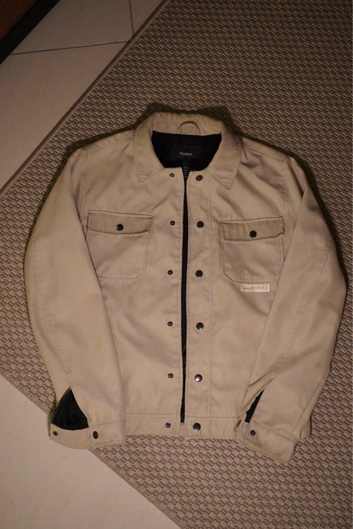 Jacket Pull and Bear (Category: Coats, Jackets and Outerwear) located in Kuala Lumpur. Submitted by ghosthouse_366 (Listing ID 1384810613, Image 1). Description: Hello, clear out my closet! This one i just wear for 4 times only 😂 .