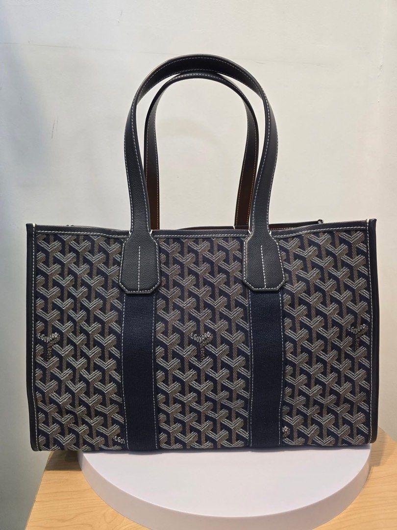 JUst Wow!😱💯👌🏼 (Category: Luxury Bags & Wallets) located in General Santos City (Dadiangas). Submitted by braverabbit.67 (Listing ID 1384816216, Image 2). Description: Preloved Goyard tote Large size Used Excellent Condition sTore Entry😱💯👌🏼.