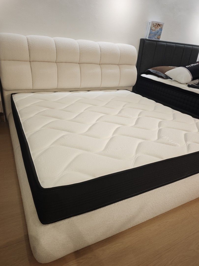 King Size, 10 inch, Pocketed Spring Mattress, Tencel Cooling Fabric (Category: Bed Frames & Mattresses) located in Singapore. Submitted by cosimogallery (Listing ID 1384753298, Image 2). Description: -Anti-Fungal, Anti-Bacteria, Anti-Dustmite -Soft, breathable Luxury Tencel Cooling Knitted Fabric Try this out at Cosimo Gallery, @159 Amtech Building, #01—02, Singapore 575625.