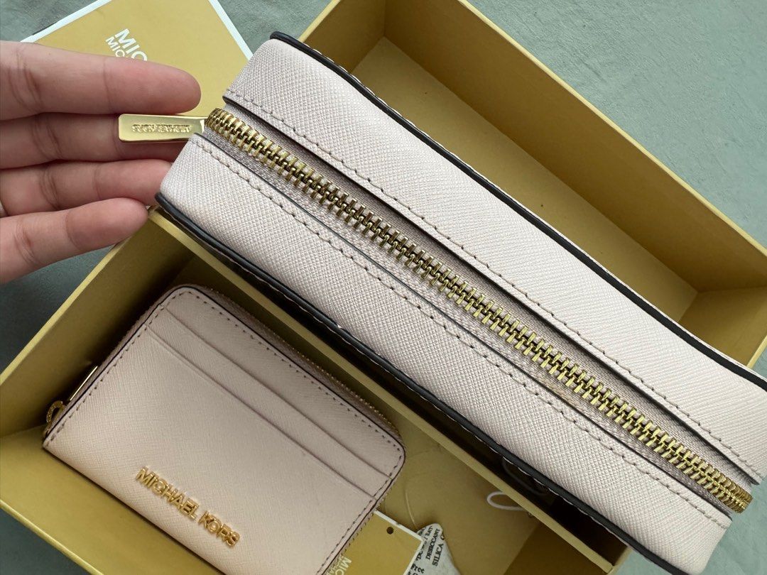 Michael Kors Authentic giftable box item wallet and bag (Category: Luxury Bags & Wallets) located in Manila. Submitted by loraineeeee (Listing ID 1384710995, Image 3). Description: Barely used Michael Kors giftable box item wallet and bag Orig price: $348.