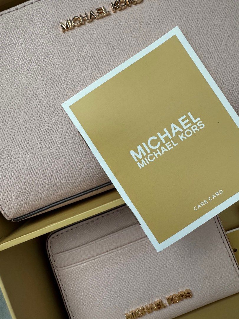 Michael Kors Authentic giftable box item wallet and bag (Category: Luxury Bags & Wallets) located in Manila. Submitted by loraineeeee (Listing ID 1384710995, Image 2). Description: Barely used Michael Kors giftable box item wallet and bag Orig price: $348.