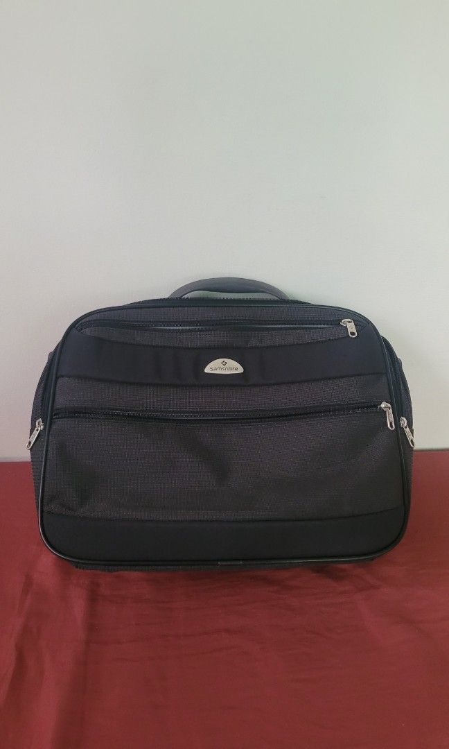 Original Samsonite Coded Briefcase (Category: Briefcases) located in Orani. Submitted by authentique_collector (Listing ID 1384740955, Image 1). Description: up for grab Samsonite Briefcase no damage, no issues..Inside is clean.