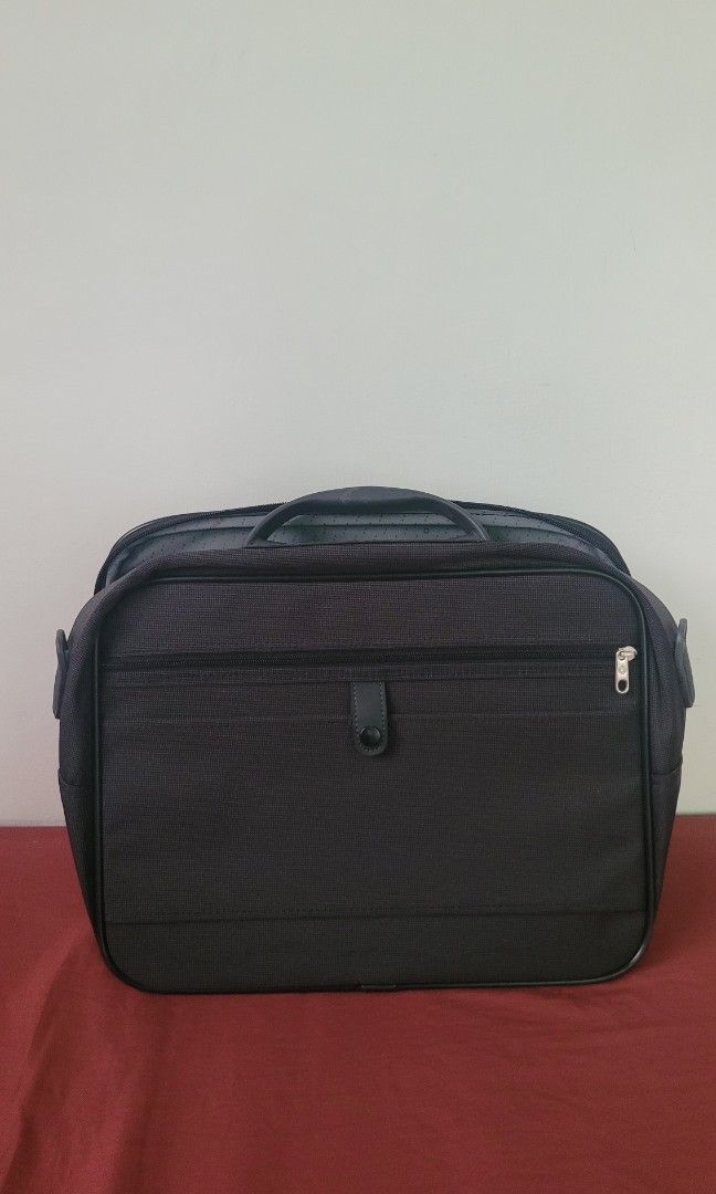 Original Samsonite Coded Briefcase (Category: Briefcases) located in Orani. Submitted by authentique_collector (Listing ID 1384740955, Image 2). Description: up for grab Samsonite Briefcase no damage, no issues..Inside is clean.