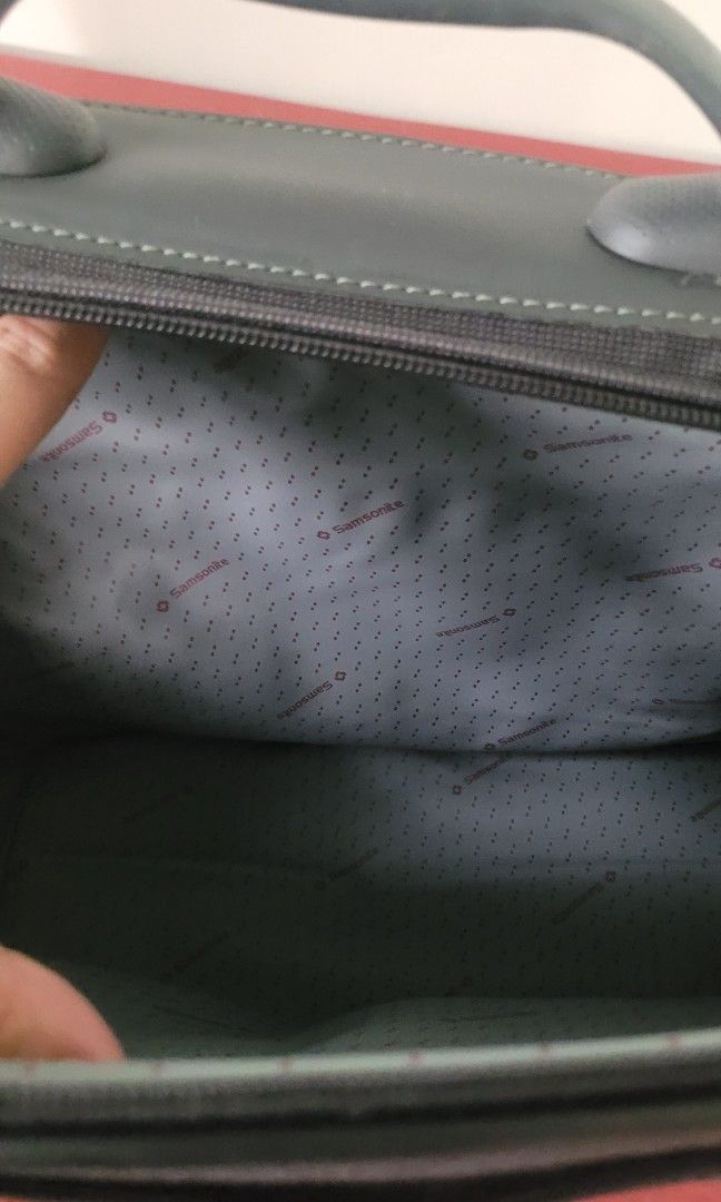 Original Samsonite Coded Briefcase (Category: Briefcases) located in Orani. Submitted by authentique_collector (Listing ID 1384740955, Image 3). Description: up for grab Samsonite Briefcase no damage, no issues..Inside is clean.