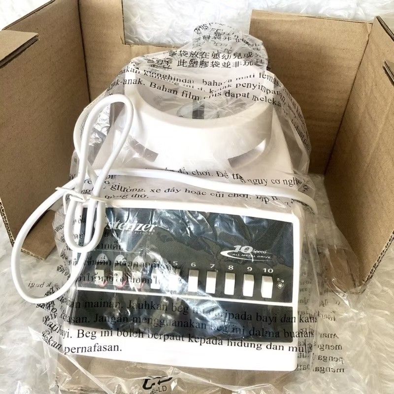 Oster / Osterizer 10-Speed Machine Blender Base / Machine Base Only (Category: Juicers, Blenders & Grinders) located in Mandaluyong City. Submitted by brandsforless.ph (Listing ID 1384673357, Image 3). Description: • BRAND NEW • MACHINE BASE ONLY • GLASS JAR AND BLADE ASSEMBLY NOT INCLUDED • Model 4172 • 10 speed push button all metal drive • 230V - 60Hz • Powerful 375W Motor with pulse option for precise blending • NOTE: Older Oster blade assemb