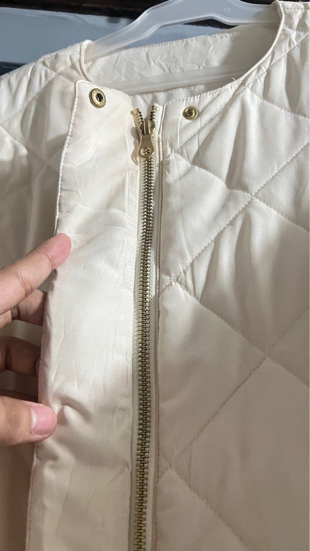 PRELOVED GU BOMBER JACKET (Category: Coats, Jackets and Outerwear) located in Mandaluyong City. Submitted by jaydeezz (Listing ID 1384828894, Image 3). Description: PRELOVED GU BOMBER JACKET FOR MEN WOMEN 10/10 Condition Used Once SEE PHOTOS FOR SIZING REFERENCES.