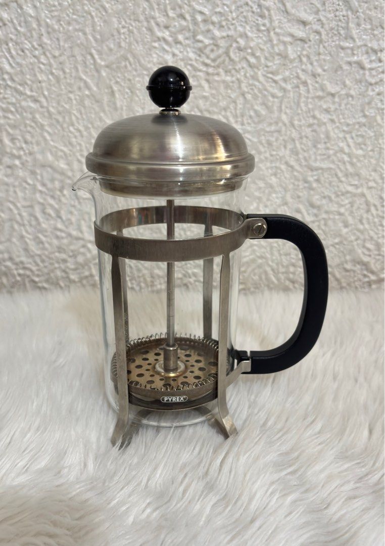 Pyrex Coffee Press (Category: Coffee & Tea Tableware) located in Paranaque City. Submitted by dalle_closet (Listing ID 1384696943, Image 1). Description: With coffee stain na yung filter nito sa loob pero nakakabili nun sa orange app if like nyo palitan. Nice pa ung pinakalabas..