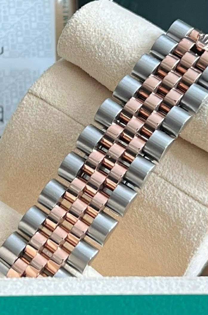 Rolex datejust rose gold computer face 36mm (Category: Luxury Watches) located in Quezon City. Submitted by yowmomma (Listing ID 1384642104, Image 2). Description: 36mm Computer face rosegold 2016 Anniversary dial Complete inclusions.