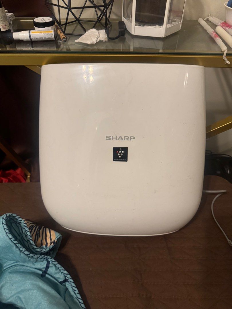 Sharp Air Purifier (Category: Home Fragrance) located in Manila. Submitted by ivanchiao (Listing ID 1384795280, Image 1). Description: .