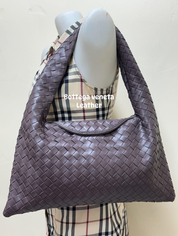 Shoulder bag bottegggggaa (Category: Luxury Bags & Wallets) located in Los Banos. Submitted by ditasbautista2329 (Listing ID 1384828869, Image 1). Description: Preloved shoulder bag banig Leather Med-large Good as new No dustbag Super ganda nito...