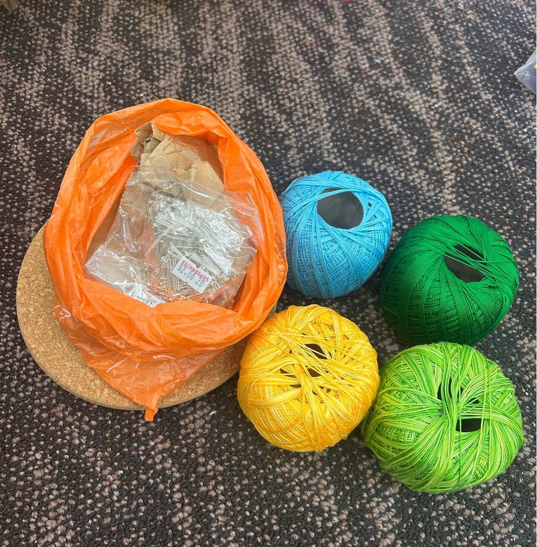 String art materials (Category: Craft Supplies & Tools) located in Singapore. Submitted by annataq (Listing ID 1384667702, Image 1). Description: 2 cork boards Plenty of pins (new) 4 rolls of lightly used string Perfect for starting and trying string art .