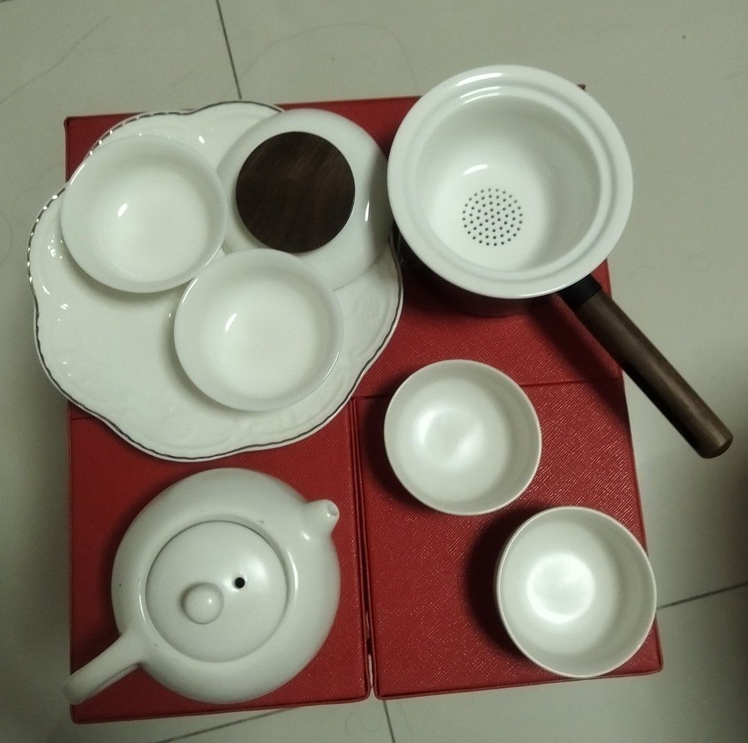 Tea Pot Set (Category: Coffee & Tea Tableware) located in Singapore. Submitted by cle.everythinginyourlife (Listing ID 1384652113, Image 1). Description: ❌ No box packaging ✅ new set package includes: 1 x plate 4 x tea cup 1 x tea pot 1 x filter cup with handle 1 x inner filter 1 x cap for filter cup $39 included door step delivery 🚚 $29 for meet up only.
