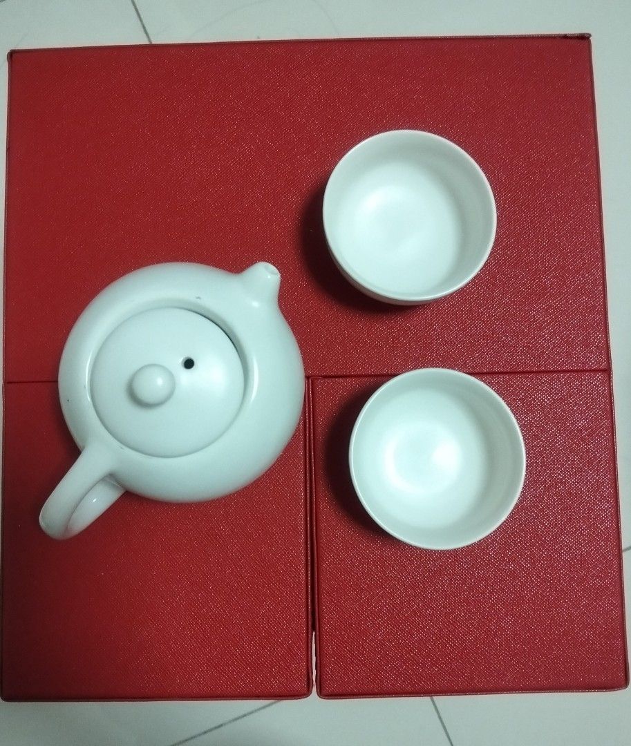 Tea Pot Set (Category: Coffee & Tea Tableware) located in Singapore. Submitted by cle.everythinginyourlife (Listing ID 1384652113, Image 2). Description: ❌ No box packaging ✅ new set package includes: 1 x plate 4 x tea cup 1 x tea pot 1 x filter cup with handle 1 x inner filter 1 x cap for filter cup $39 included door step delivery 🚚 $29 for meet up only.
