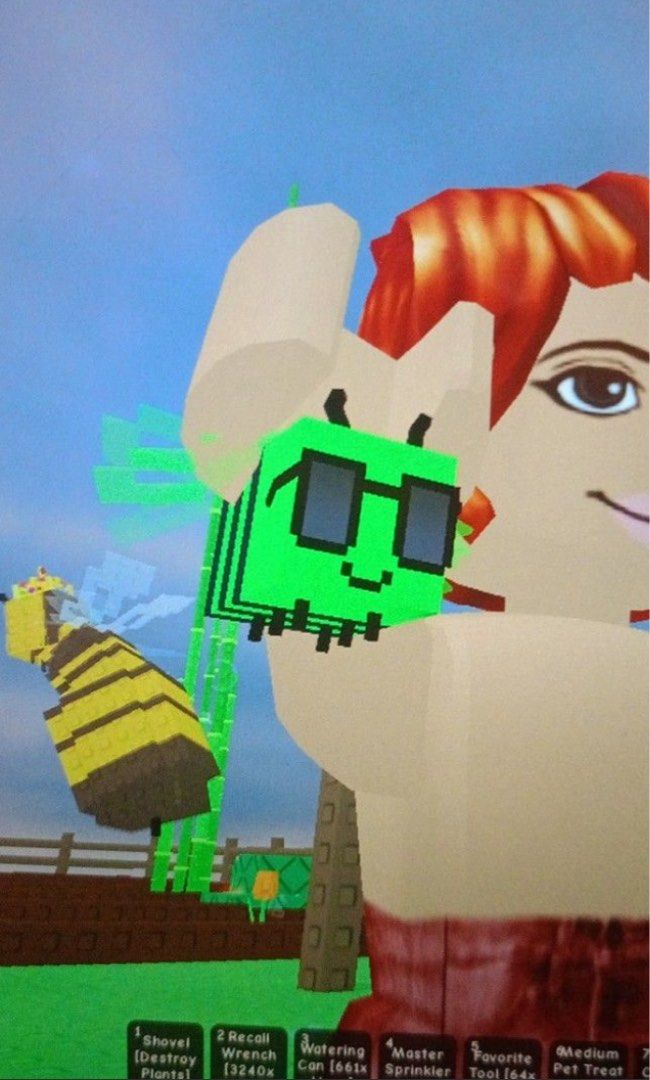 Tiny Disco Bee (Category: In-Game Products) located in Kuching. Submitted by cat_delicacies (Listing ID 1383368189, Image 2). Description: SO CUTE!! come buy buy Age 19 Around 5KG TNG OR BANK IN.