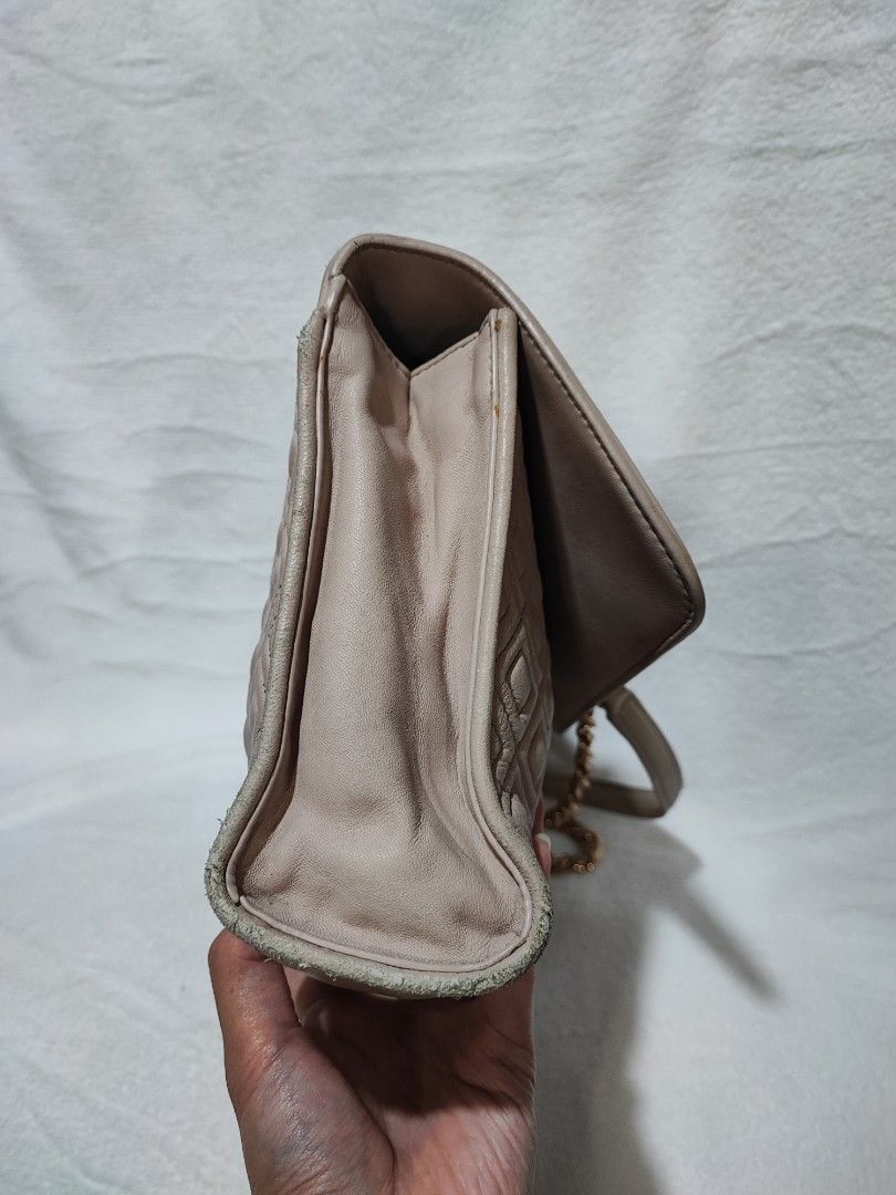 Tory Burch Fleming (Category: Luxury Bags & Wallets) located in Baguio. Submitted by ozara.06 (Listing ID 1384769217, Image 2). Description: Tory Burch Fleming Medium size With rubs 1k.
