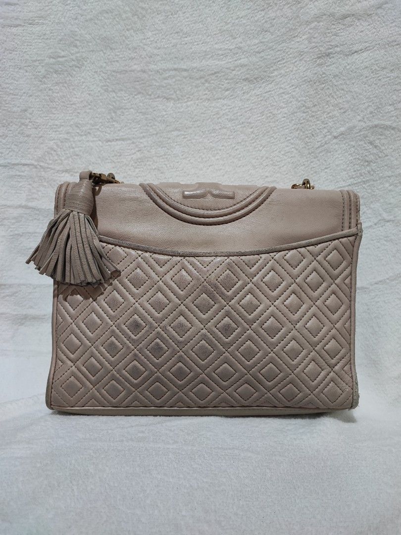 Tory Burch Fleming (Category: Luxury Bags & Wallets) located in Baguio. Submitted by ozara.06 (Listing ID 1384769217, Image 3). Description: Tory Burch Fleming Medium size With rubs 1k.
