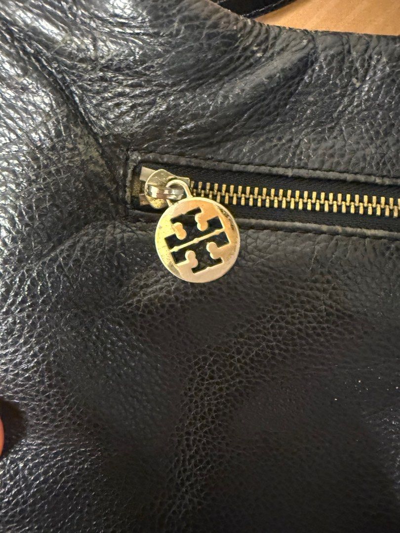 Tory burch sling bag (authentic) (Category: Luxury Bags & Wallets) located in Quezon City. Submitted by r.tp07 (Listing ID 1384811993, Image 3). Description: Authentic Declutterring .