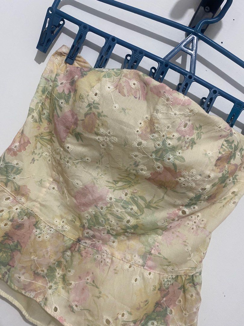 Tube Top Floral (Category: Others Tops) located in Quezon City. Submitted by pula_ (Listing ID 1382847837, Image 2). Description: Medium .