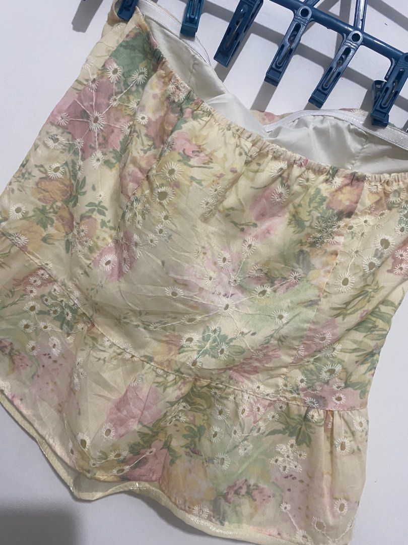 Tube Top Floral (Category: Others Tops) located in Quezon City. Submitted by pula_ (Listing ID 1382847837, Image 3). Description: Medium .