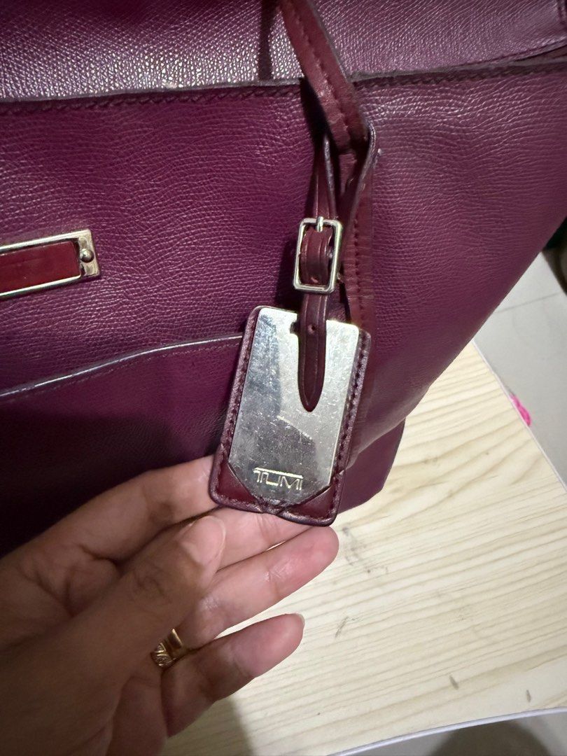 Tumi LARGE LEATHER TOTE (Category: Luxury Bags & Wallets) located in Zamboanga. Submitted by appletrish08259 (Listing ID 1384735446, Image 2). Description: NEGOTIABLE Legit Can fit laptop Large capacity Pure leather Burgundy.