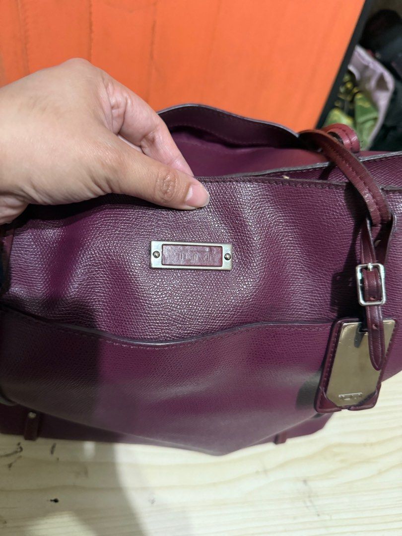 Tumi LARGE LEATHER TOTE (Category: Luxury Bags & Wallets) located in Zamboanga. Submitted by appletrish08259 (Listing ID 1384735446, Image 3). Description: NEGOTIABLE Legit Can fit laptop Large capacity Pure leather Burgundy.
