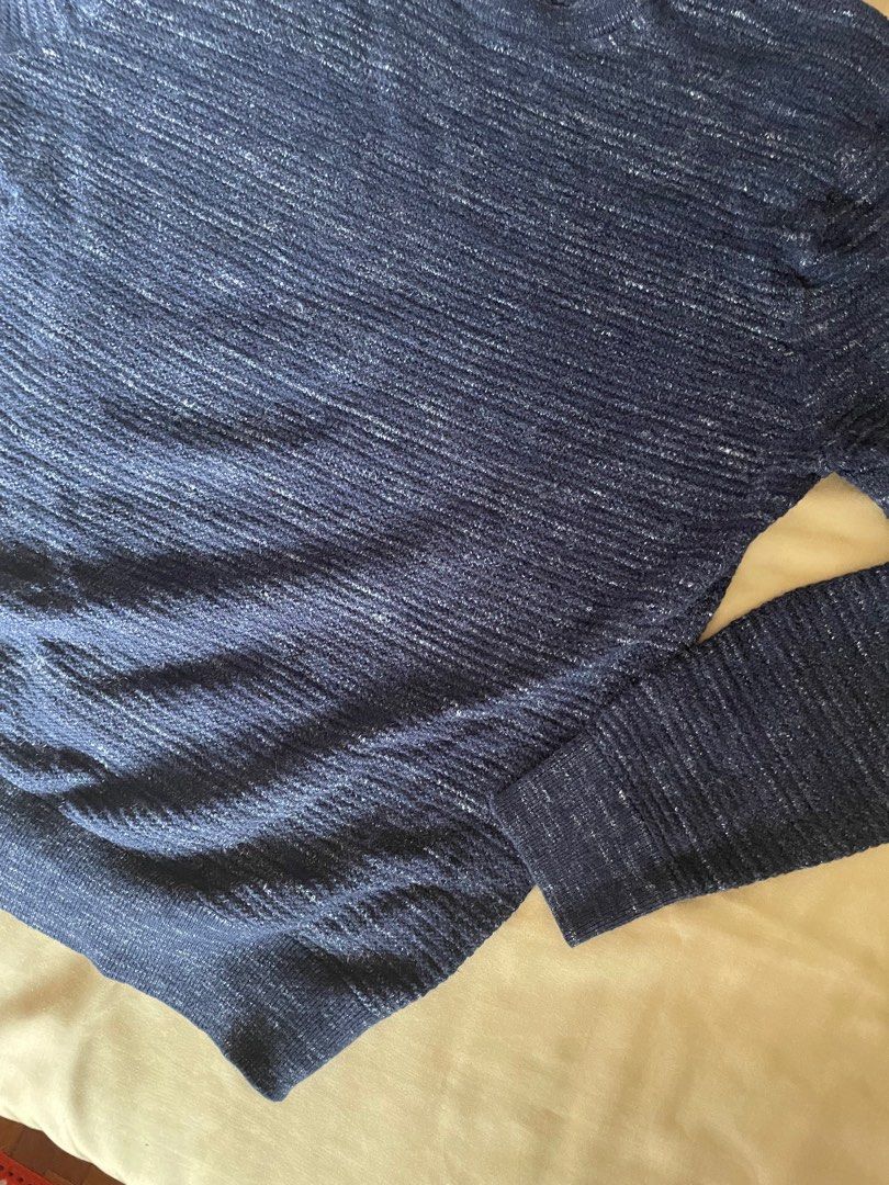 Uniqlo sweater (Category: Coats, Jackets and Outerwear) located in Manila. Submitted by lrj_stuff (Listing ID 1384768016, Image 2). Description: .