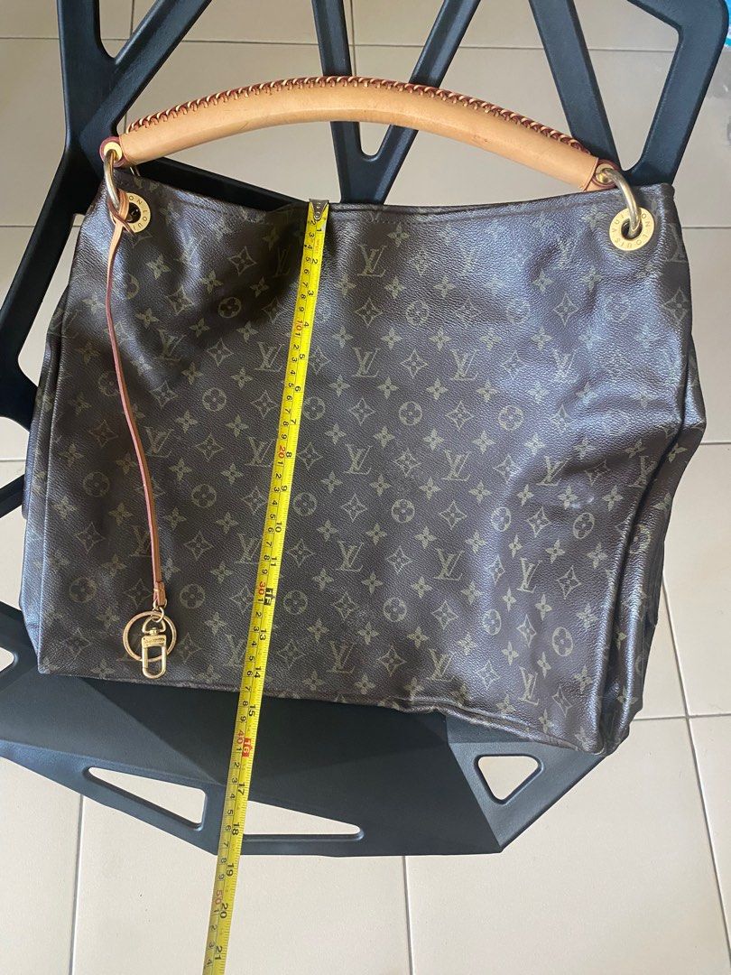 Vintage artsy louis vuitton never used (Category: Luxury Bags & Wallets) located in Makati City. Submitted by celebrityauctions (Listing ID 1384652477, Image 3). Description: “Pre-owned, Never Used Louis Vuitton Artsy Bag Description: For sale is a pristine, never-used Louis Vuitton Artsy bag, measuring approximately 15 inches by 18 inches. Although the hardware shows some distressing, the leather exterior and interior remain in exceptional condi