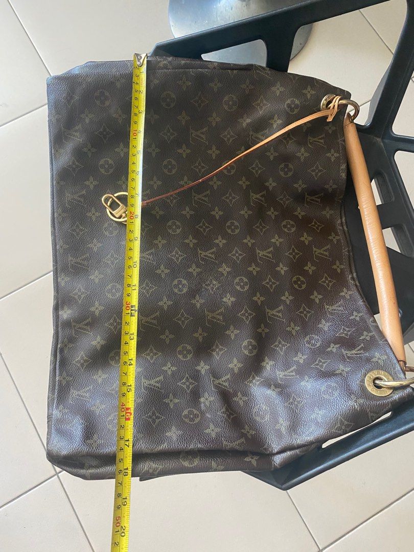 Vintage artsy louis vuitton never used (Category: Luxury Bags & Wallets) located in Makati City. Submitted by celebrityauctions (Listing ID 1384652477, Image 2). Description: “Pre-owned, Never Used Louis Vuitton Artsy Bag Description: For sale is a pristine, never-used Louis Vuitton Artsy bag, measuring approximately 15 inches by 18 inches. Although the hardware shows some distressing, the leather exterior and interior remain in exceptional condi