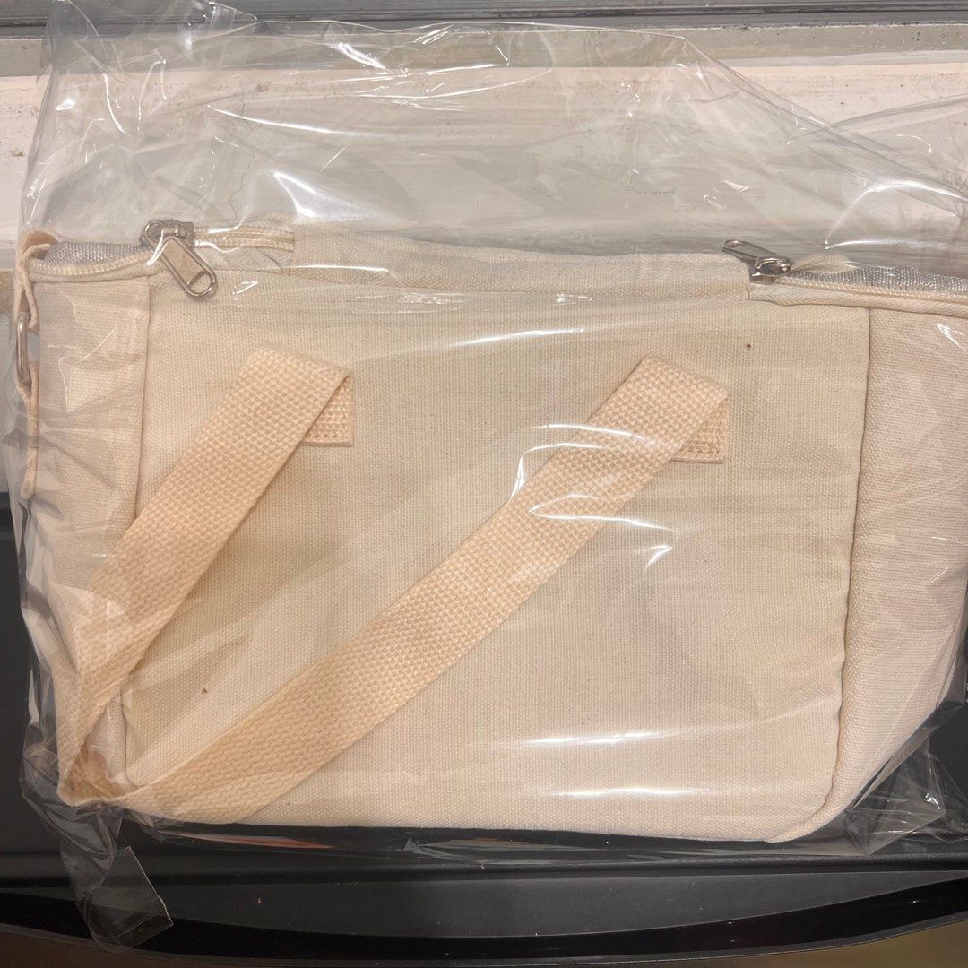 由 buybuy168168 (刊登 ID 1384022048，圖片 3) 提交，位於 台北市 (Taipei) 的 全新未用🆕麗嬰房保溫袋 (類別：其他外出用品)，說明：不議價 不面交 不另開賣場 售出不退換 只有拆開把裡面東西拿出來 保溫袋沒有使用過 尺寸23x13x18。