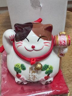（快閃$149）日本🇯🇵 新番 由布院 招財貓 錢罌 錢箱 擺設 瓷器 陶瓷小貓貓  10x10x10 cm 笑口常開 開運 （連紅色坐墊）$19964185334199681110
